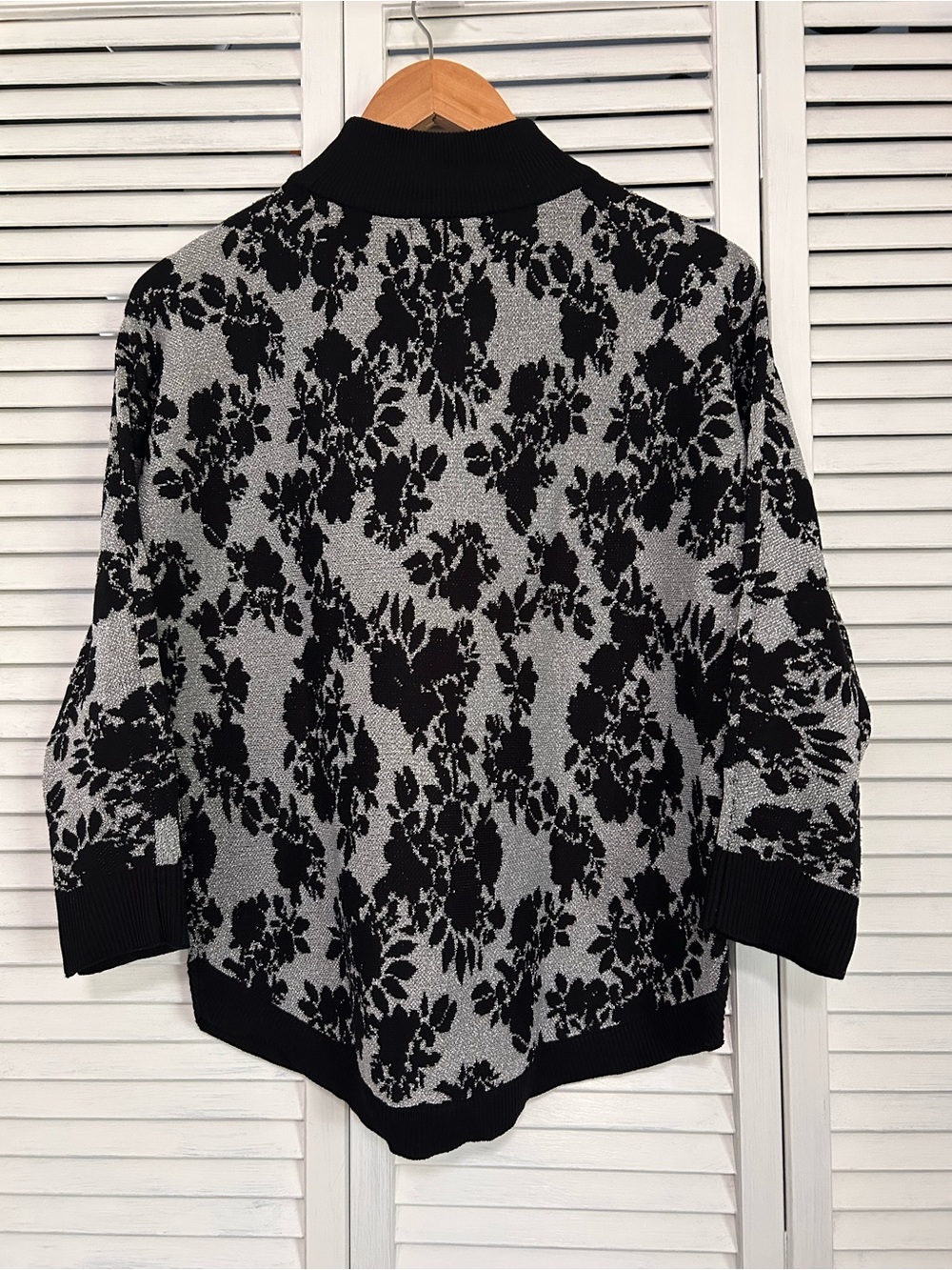 ADRIENNE VITTADINI Black
Silver Floral Metallic Knit
Dolman Sweater S | Glam - Picture 2 of 13